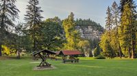 Unser schöner Picknickplatz in Oybin – im Hintergrund auf dem Felsen liegt das Kloster