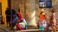 Frauen in kubanischer Tracht - bunt wie das Land selbst