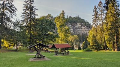Unser schöner Picknickplatz in Oybin – im Hintergrund auf dem Felsen liegt das Kloster