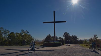 Am Ende des Kreuzweges steht das Originalkreuz, das, anlässlich des Besuches von Papst Johannes Paul II 1986 in der Zeche Prosper Haniel, von Auszubildenden der Zeche aus Spurlatten gebaut worden ist.